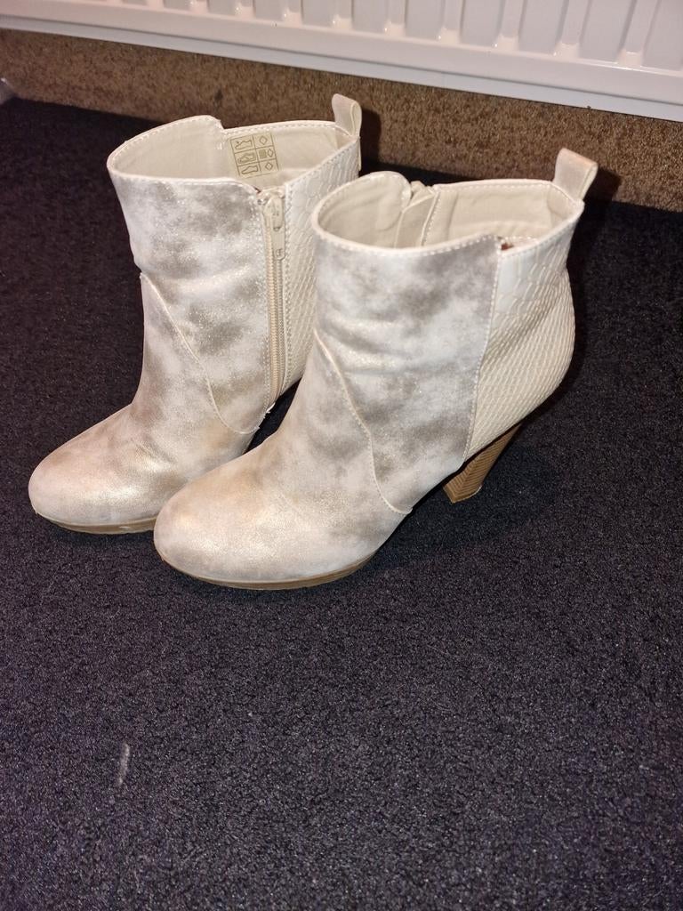 Goudkleurige enkellaarzen met hak maat 38, Kleding | Dames, Schoenen, Beige, Lage of Enkellaarzen, Nieuw, Ophalen of Verzenden
