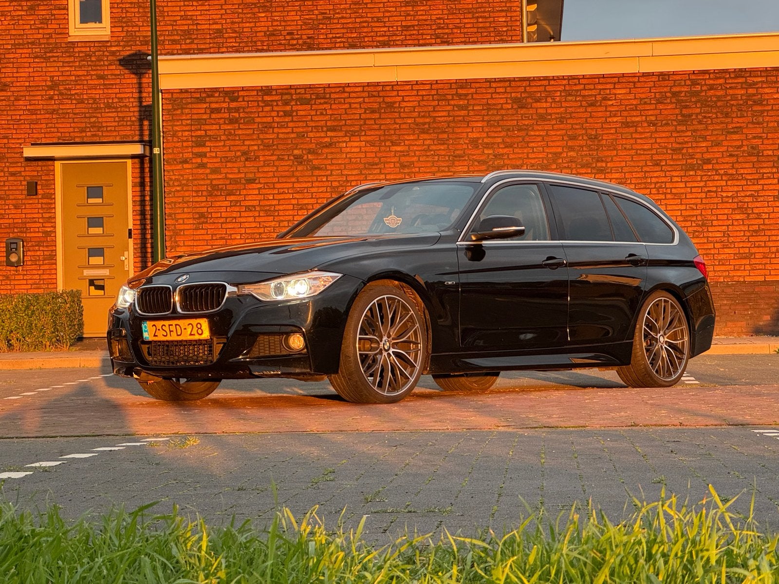 BMW 3-Serie 316i 136pk Aut 2013 Zwart, Auto's, Automaat, 4 cilinders, 1445 kg, Zwart