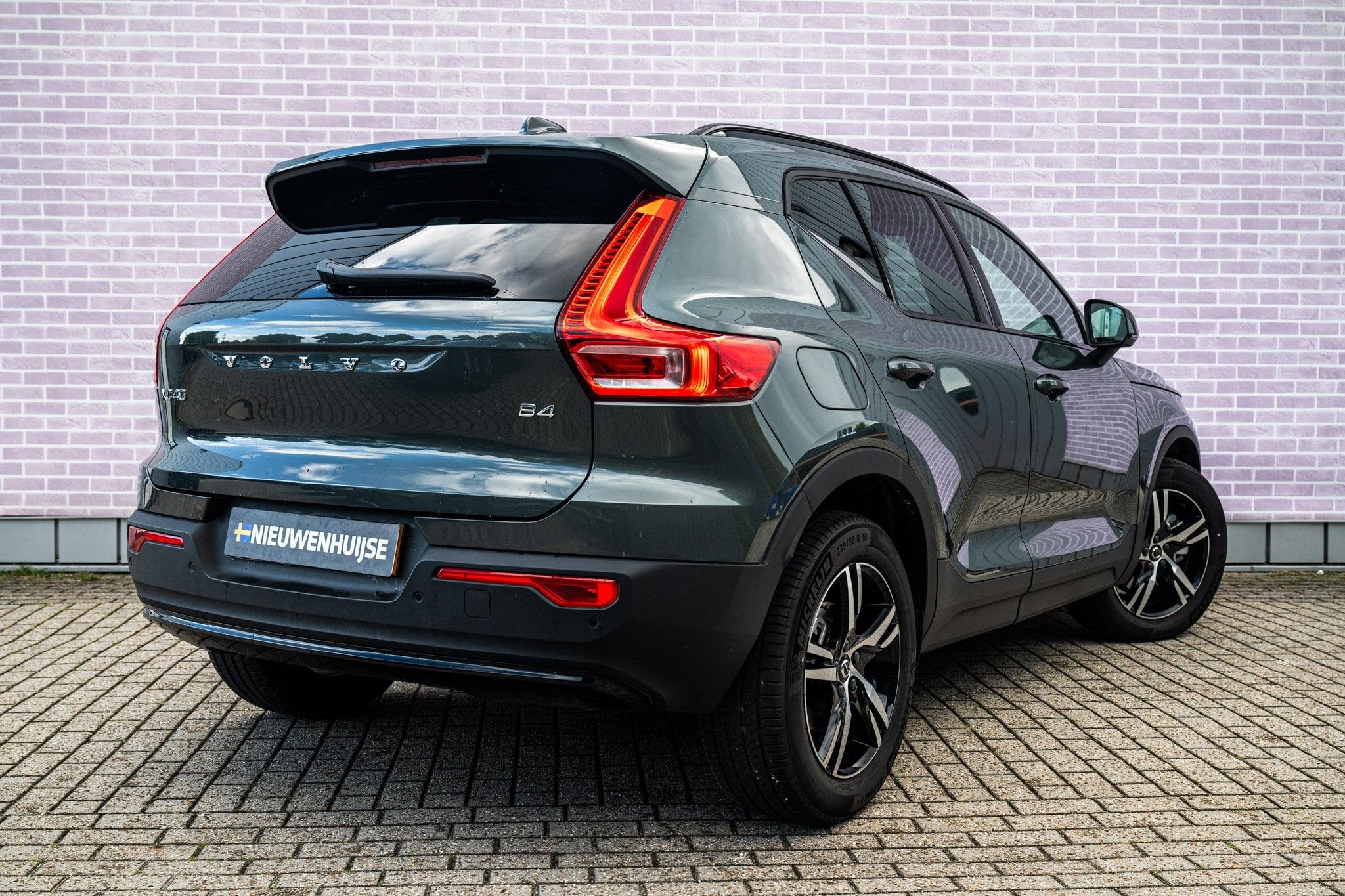 Volvo XC40 2.0 B4 Plus Dark | Trekhaak | Harman Kardon Audio, Gebruikt, Euro 6, 4 cilinders, Origineel Nederlands