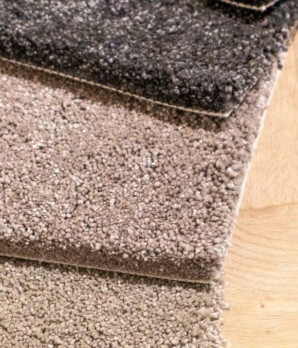 Tapijt zwart. Grijs. Woongebruik  Prijs € 20 per m2, Ophalen, Nieuw, Tapijt topkwaliteit, 75 m² of meer