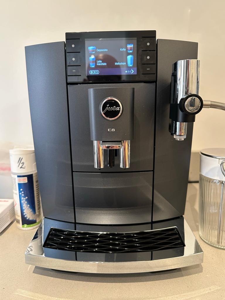 Jura E8 ED - Zo goed als nieuw met accessoires, Ophalen, Afneembaar waterreservoir, 10 kopjes of meer, Koffiemachine