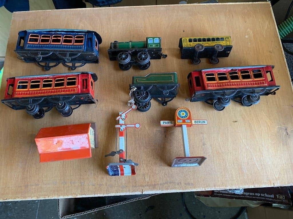 * *antiek speelgoed trein wagon - lokomotief -huisje -seinen, Hobby en Vrije tijd, Wisselstroom, Ophalen of Verzenden, Analoog