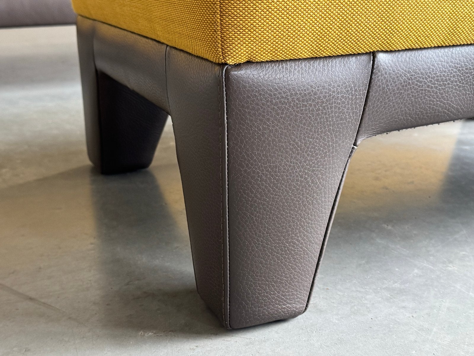 Leolux Pode Plot 2,5-zits bank + Hocker - Als Nieuw, Huis en Inrichting, Banken | Bankstellen, X, Minder dan 75 cm, Driepersoons