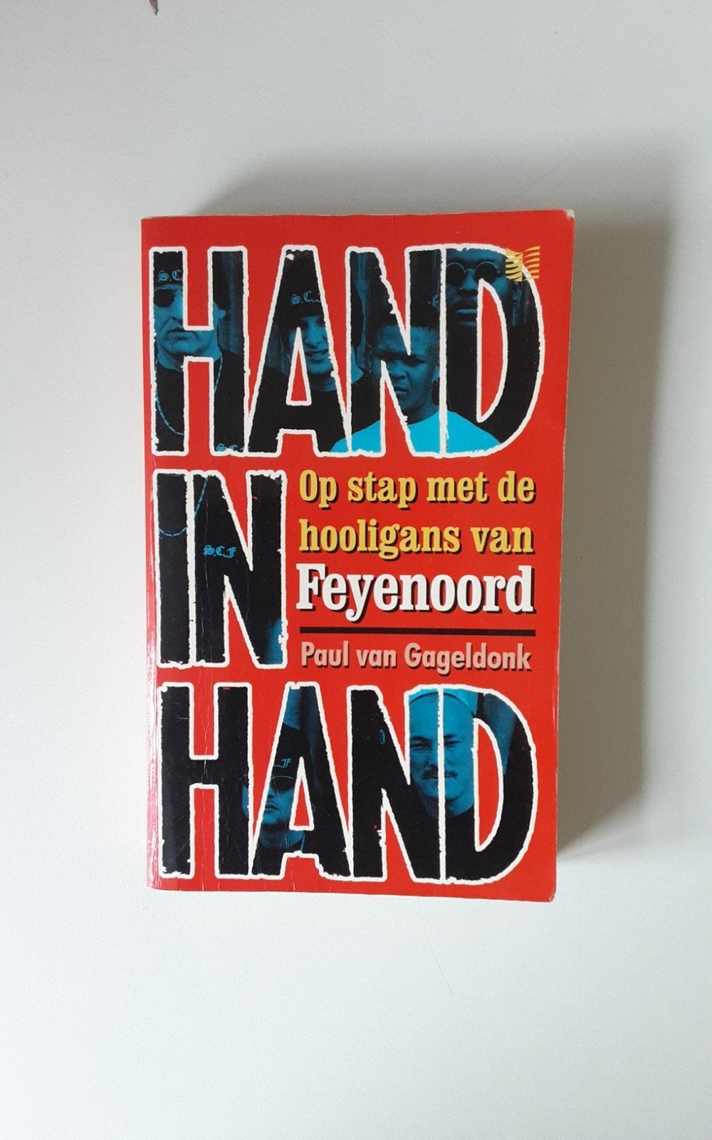 BOEK Hand in Hand: Op stap met de hooligans van Feyenoord, Ophalen of Verzenden, Gelezen, Paul van Gageldonk, Nederland
