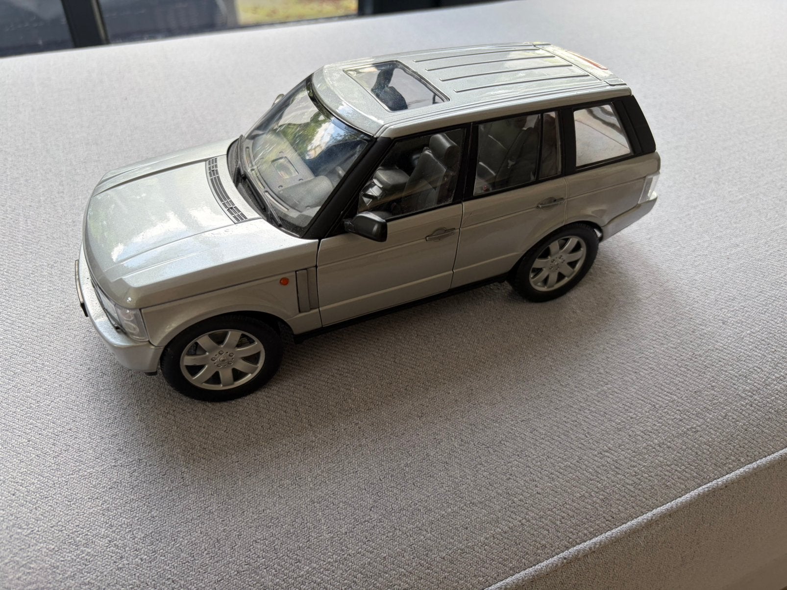 Land Rover Range Rover Vogue L322 schaalmodel 1:18 zilver, Ophalen of Verzenden, Zo goed als nieuw, Auto, Welly