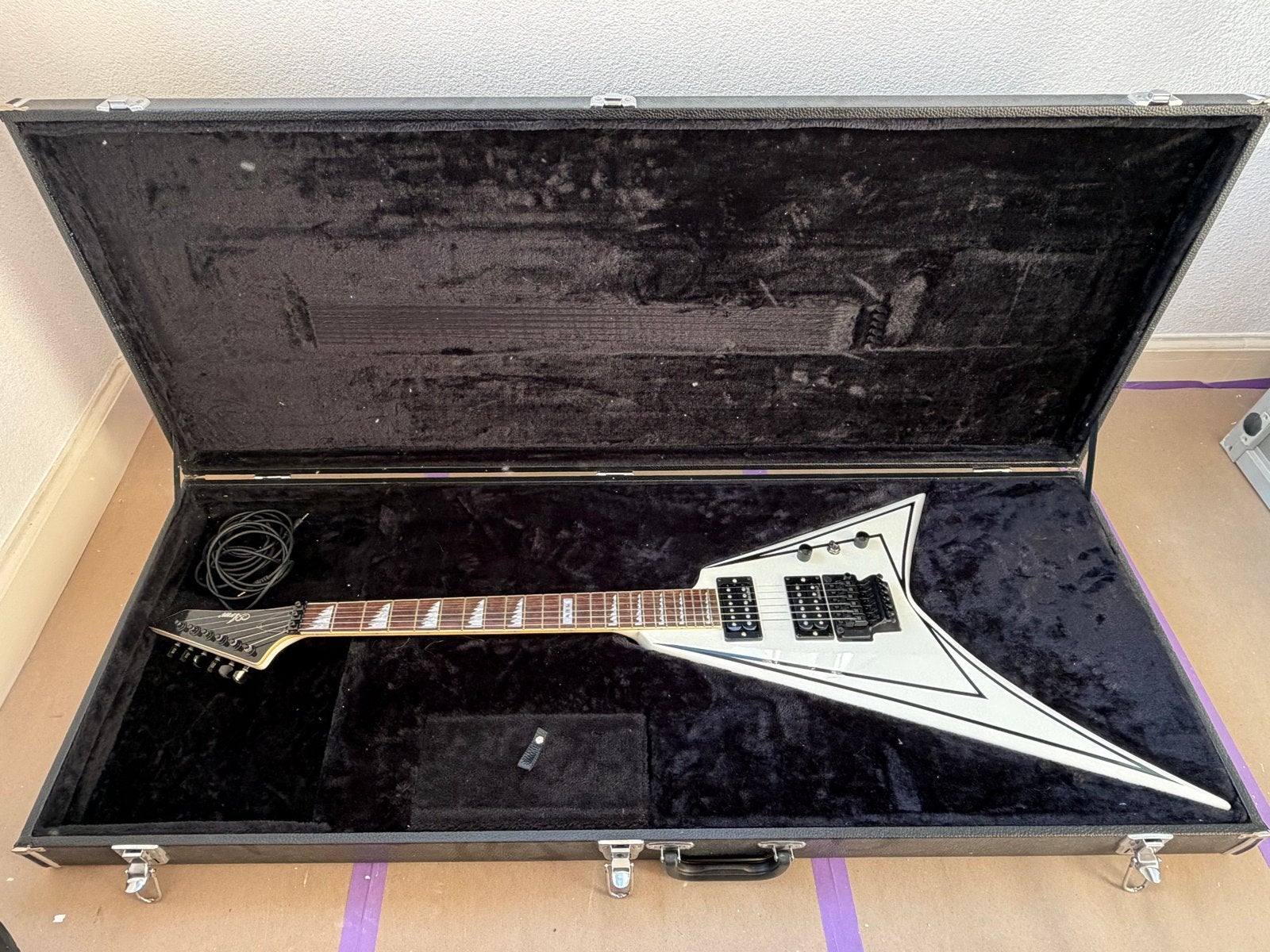 Witte Flying V gitaar + hardcase + Blackstar versterker, Muziek en Instrumenten, Gebruikt, Met versterker, Solid body, Ophalen