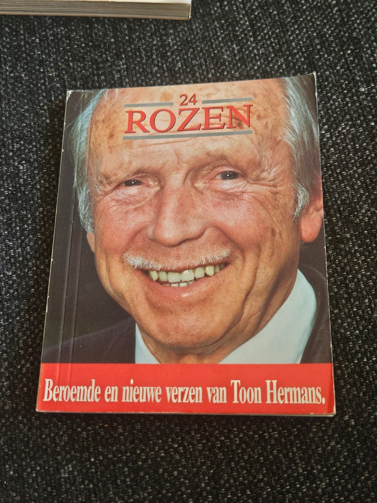24 rozen - beroemde en nieuwe verzen van Toon Hermans, Ophalen of Verzenden, Gelezen