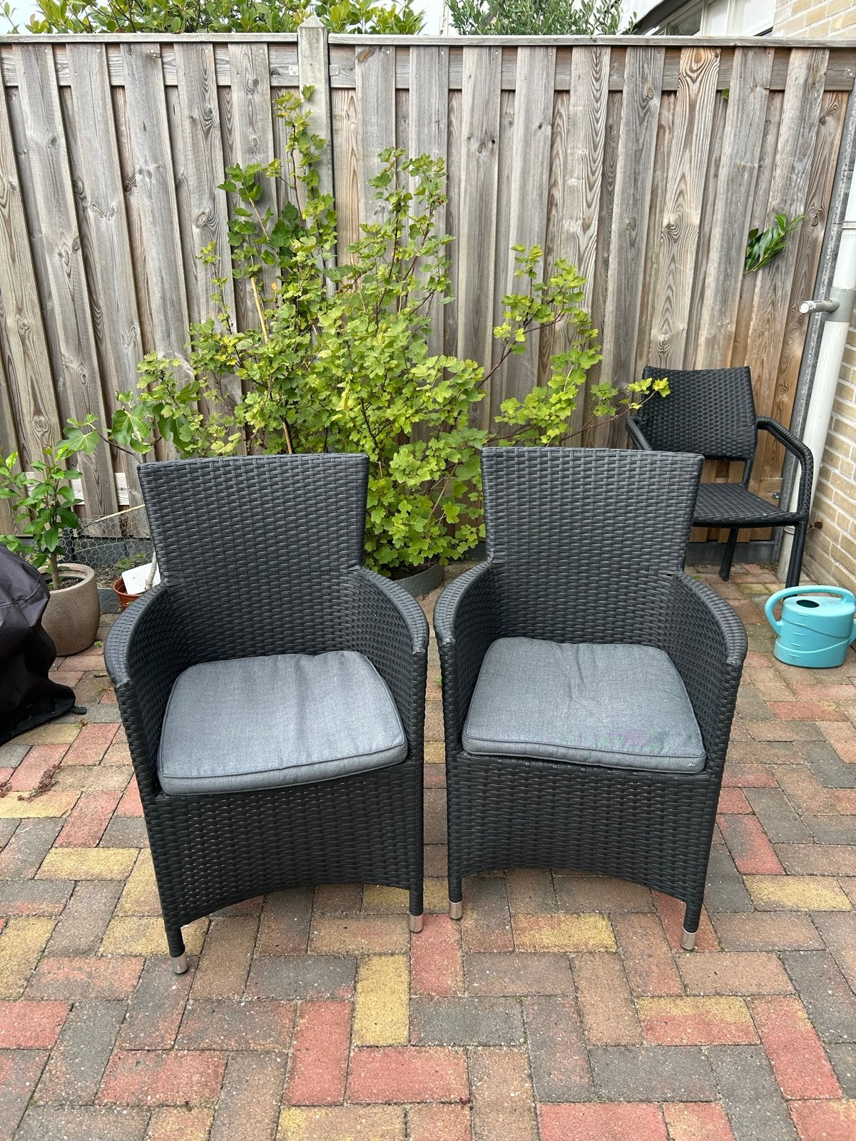 Twee comfortabele tuinstoelen met kussens