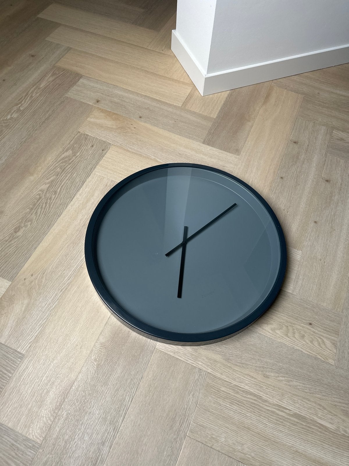 Stijlvolle Zuiver Wandklok - Donkergrijs, Modern Design, Ophalen, Zo goed als nieuw, Analoog, Wandklok