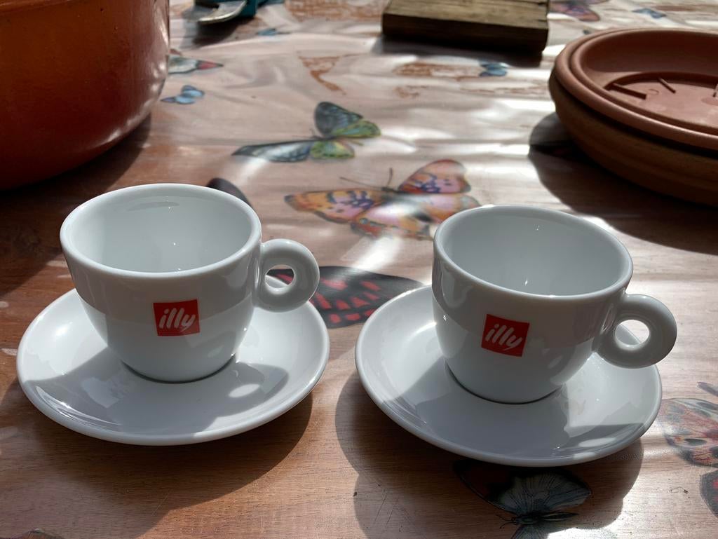 Twee espresso illy kop en schotel, Huis en Inrichting, Keuken | Servies, Ophalen of Verzenden, Zo goed als nieuw, Overige stijlen