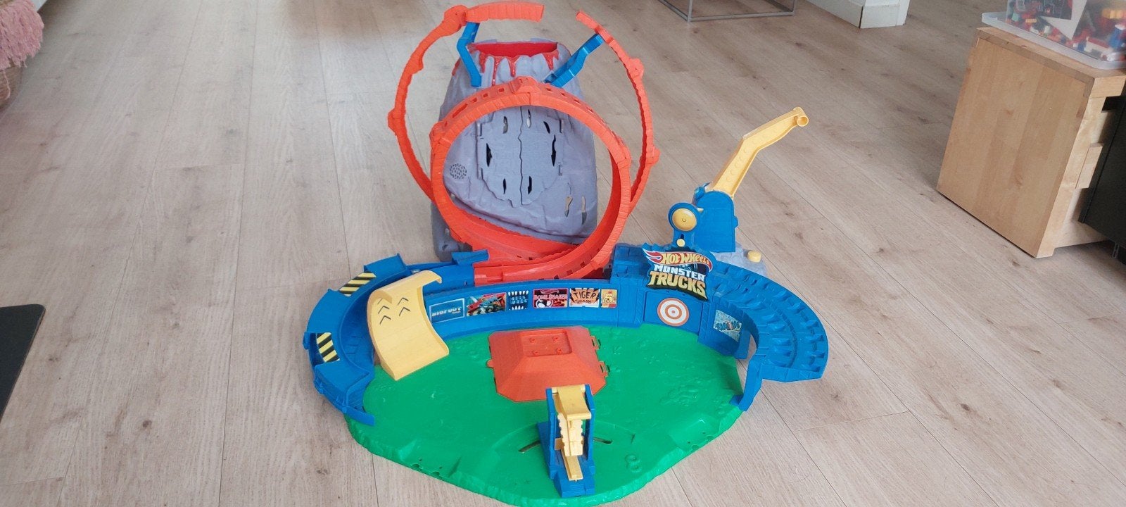 Hot Wheels Monster Trucks Racebaan met Vulkaan en Loopings, Ophalen of Verzenden, Zo goed als nieuw, Elektrisch, Hot Wheels