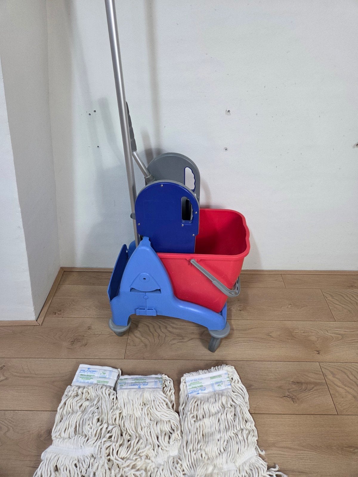 Mopkar met emmer en 3 nieuwe moppen, Huis en Inrichting, Schoonmaakartikelen, Ophalen of Verzenden, Dweilemmer, -bak, of -wagen