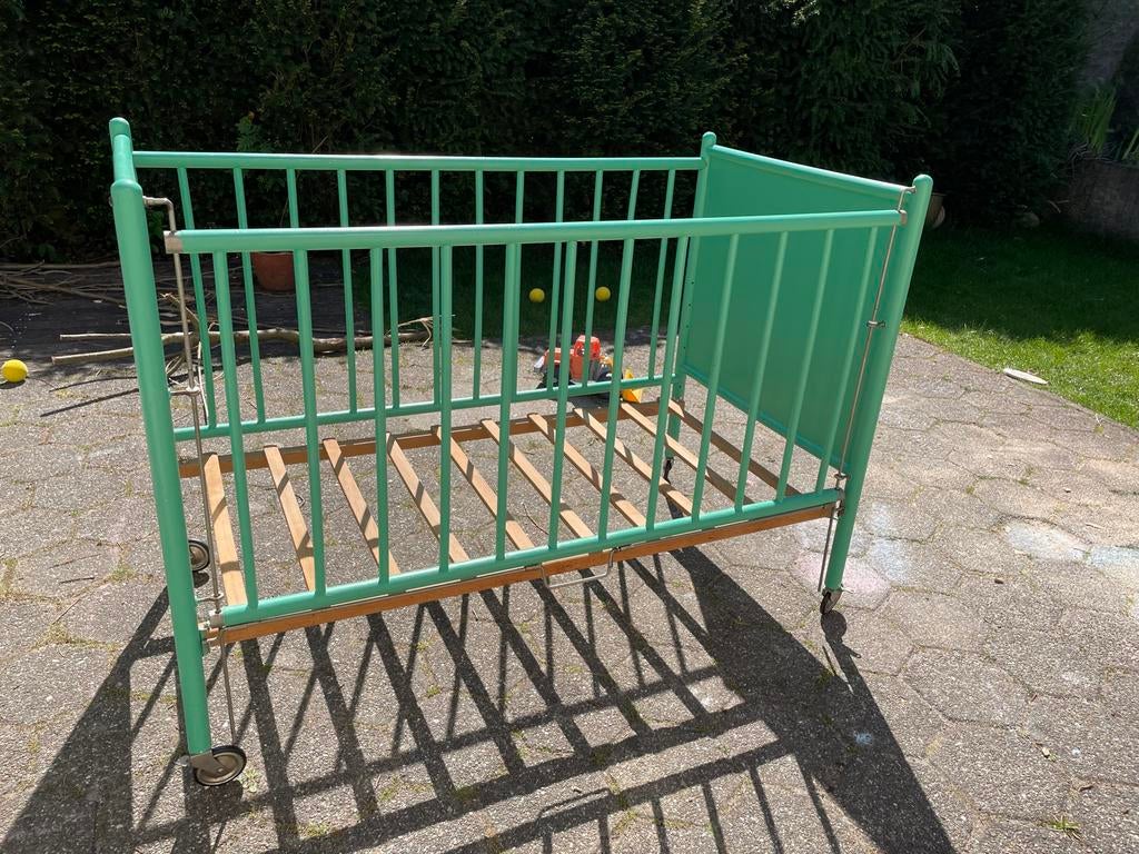 Retro groen kinderbedje / ledikant op wieltjes, Ophalen, Gebruikt, Ledikant