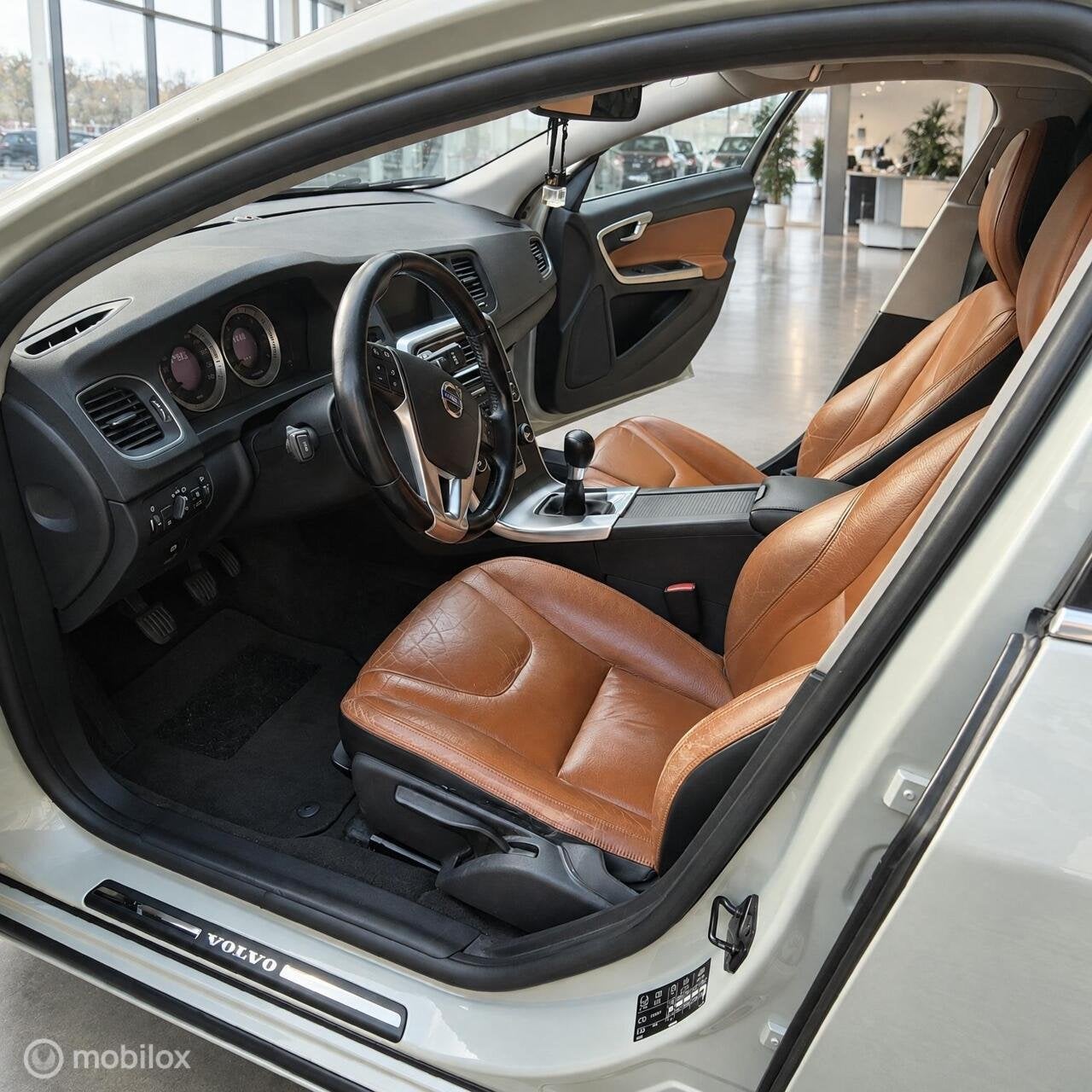 Volvo V60 2.0 D3 R-Design, Auto's, Voorwielaandrijving, Euro 5, 1502 kg, Gebruikt