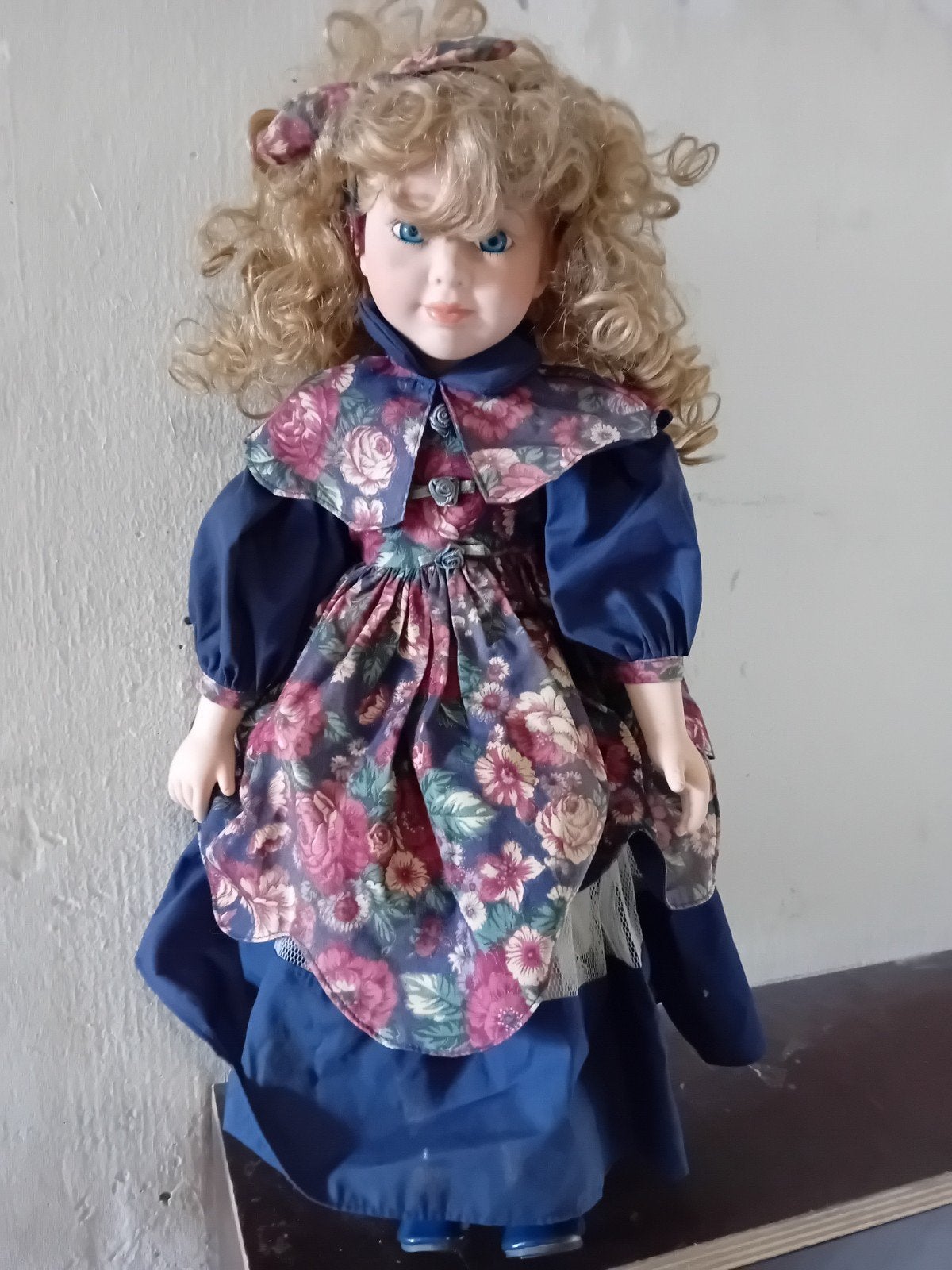 Vintage Porseleinen Pop met Krullend Haar en Bloemenjurk, Ophalen of Verzenden, Zo goed als nieuw, Pop