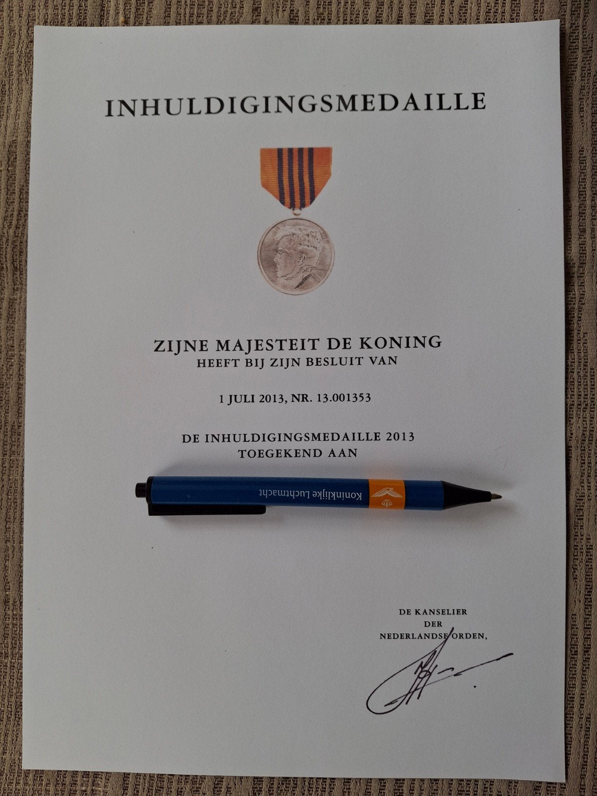 Certificaat Inhuldigings medaille (kopie), Verzamelen, Militaria | Algemeen, Ophalen of Verzenden, Landmacht, Nederland, Lintje, Medaille of Wings