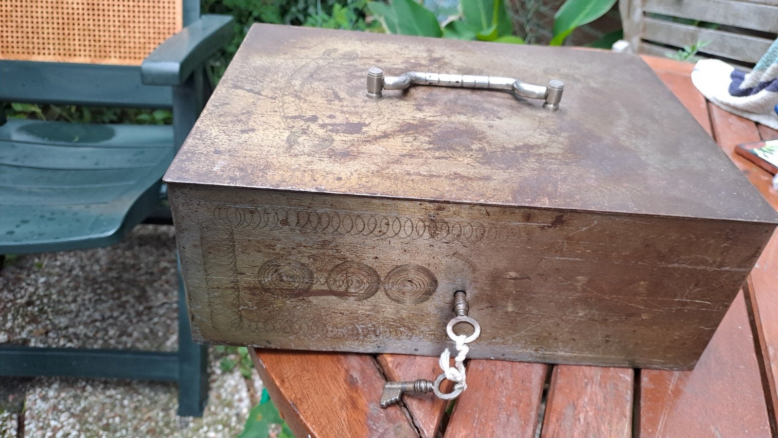 Antieke metalen kist voor geld en waardepapieren, Minder dan 50 cm, Gebruikt, Minder dan 50 cm, Ophalen of Verzenden