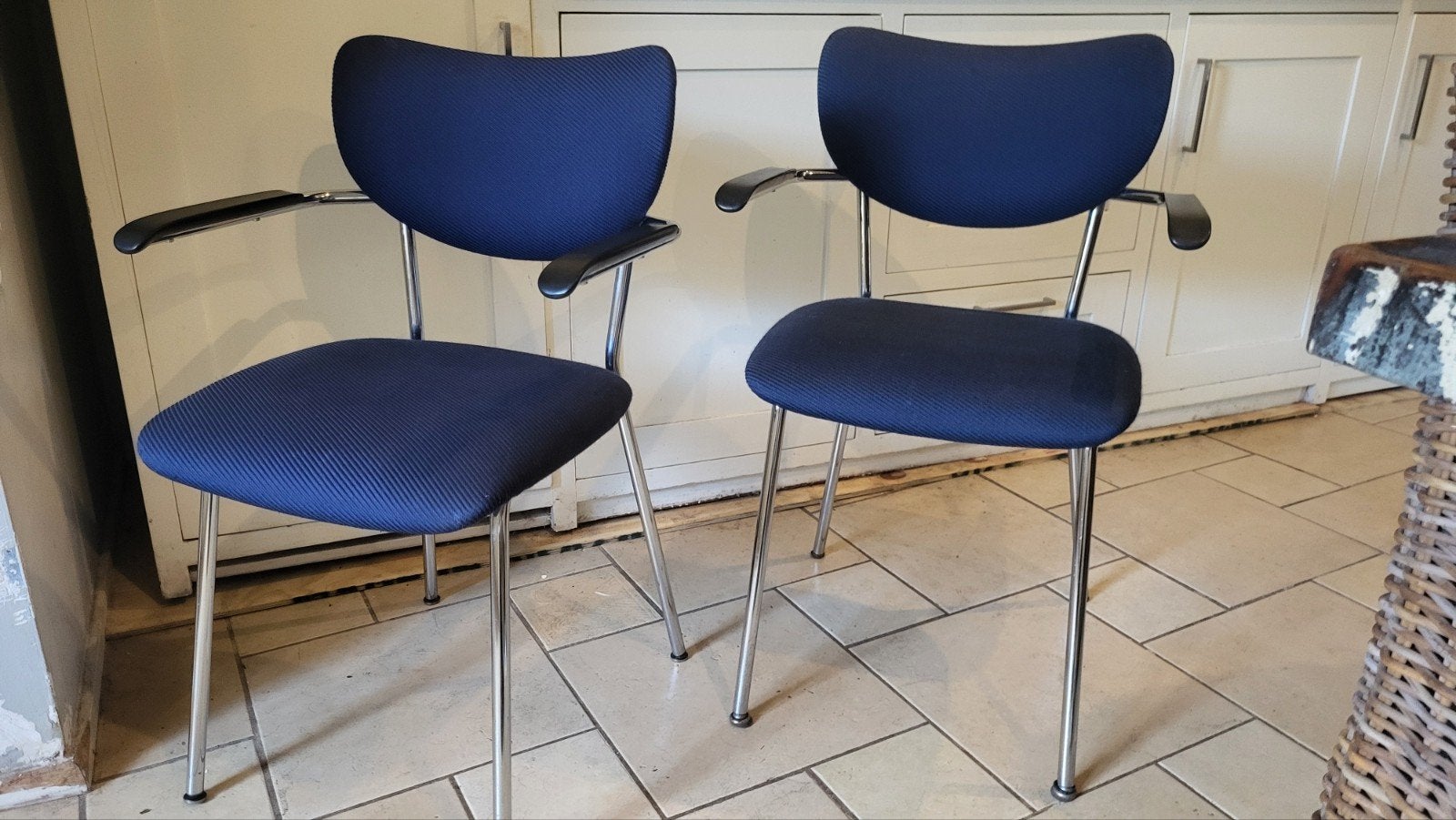 twee nette Gispen de Witt stoelen chrome & bakelieten armleu, Ophalen, Blauw, Stof, Twee