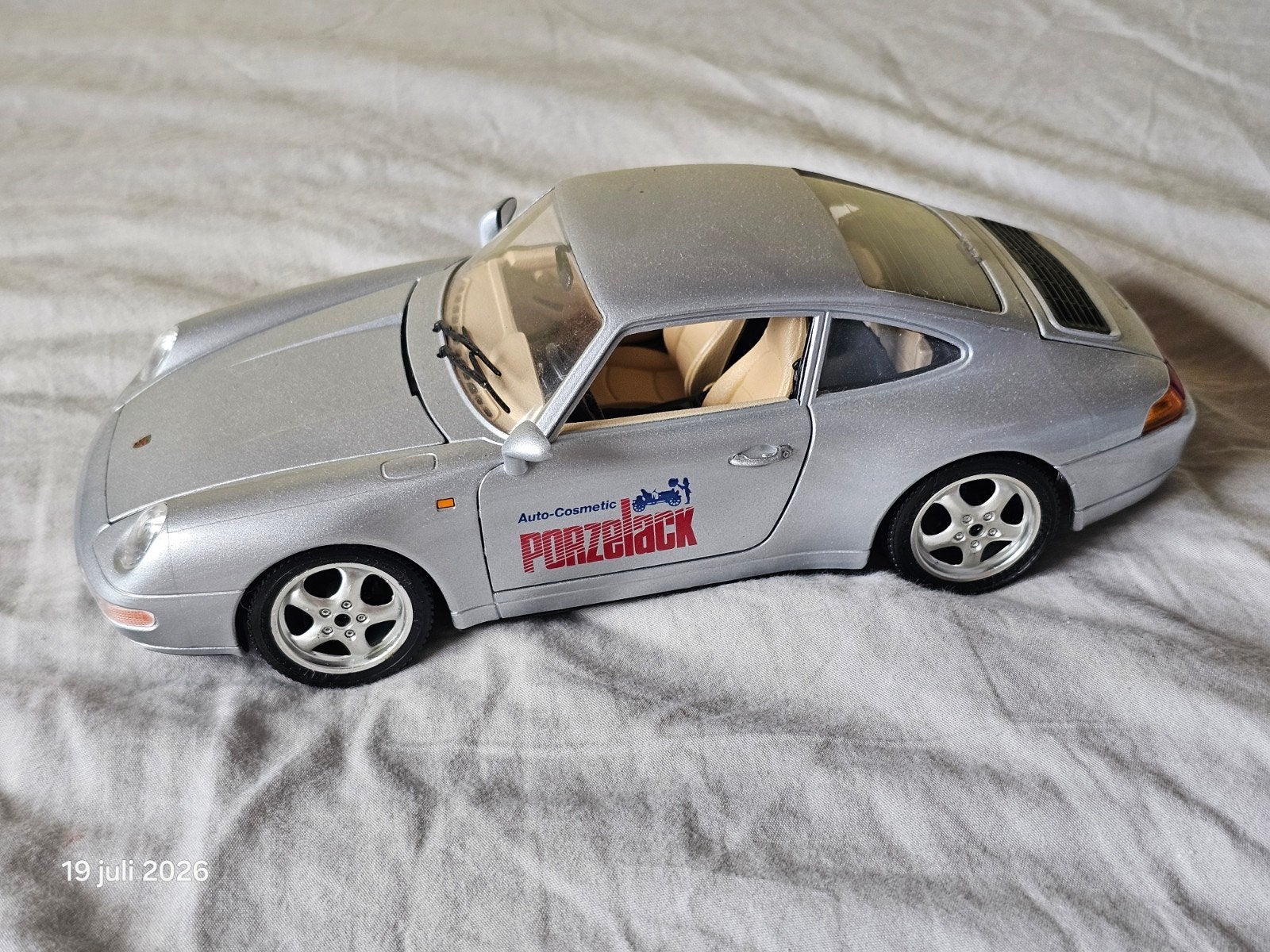 Bburago Porsche 911 Carrera 1:18 met reclame, zgan, Hobby en Vrije tijd, Modelauto's | 1:18, Ophalen of Verzenden