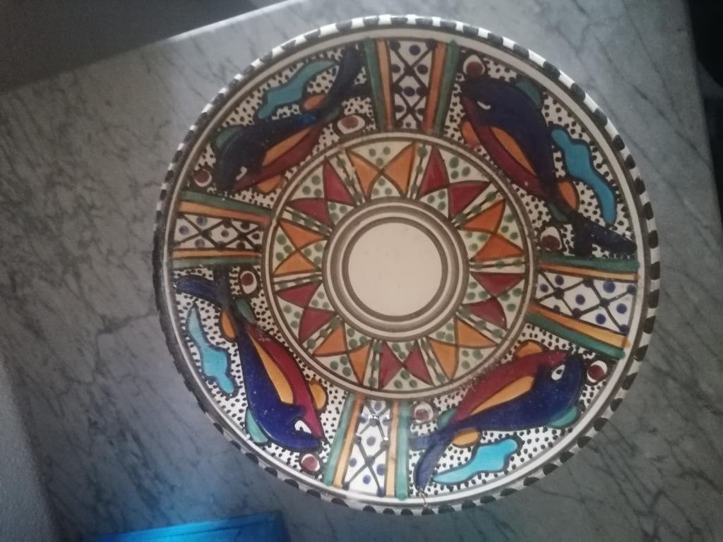 Unieke Tunesische schaal met vissen en geometrische patronen, Ophalen of Verzenden, Zo goed als nieuw, Rond, Schaal