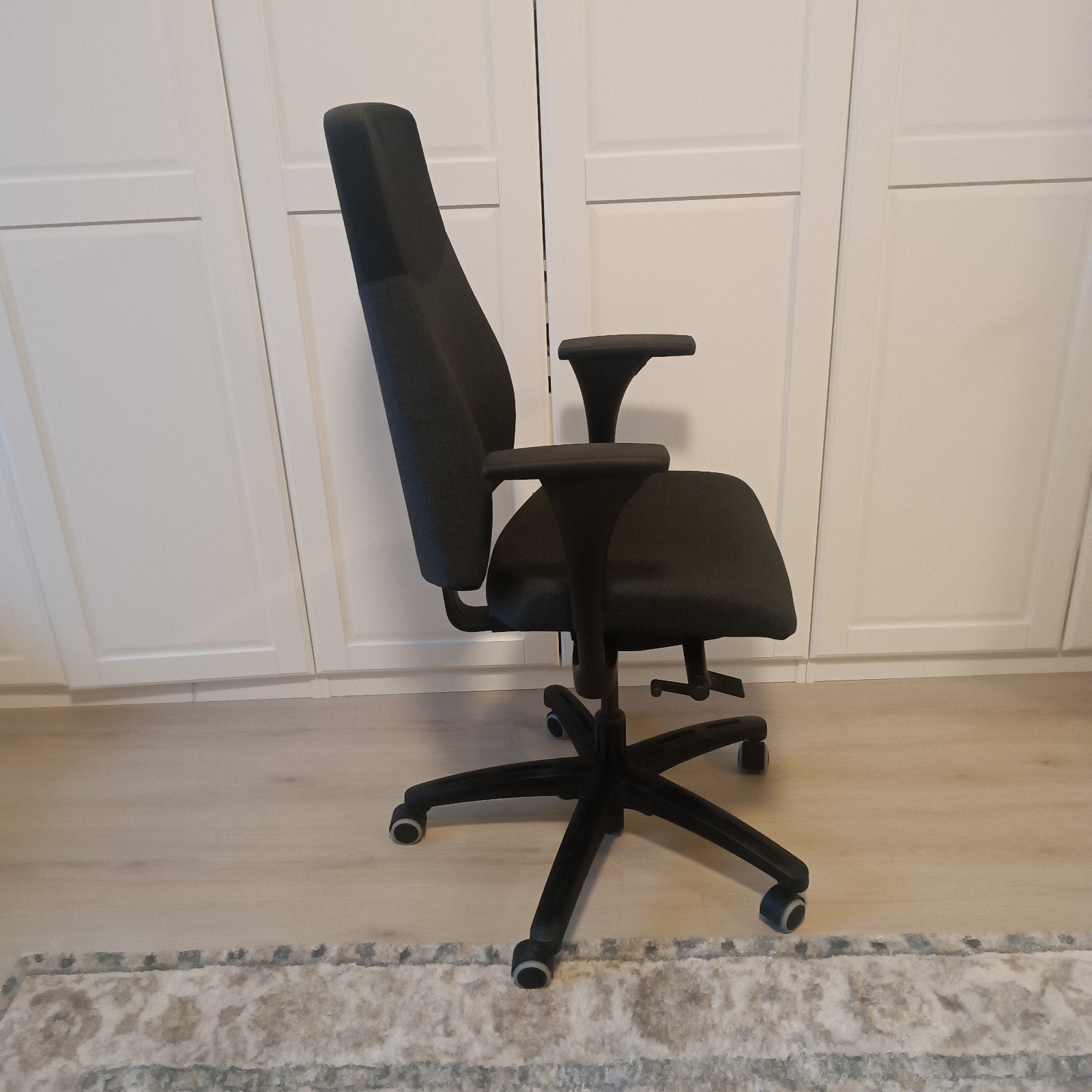 Foto 5 van Z.G.A.N. 2x Zwarte Bureaustoelen - nieuwprijs 300,-