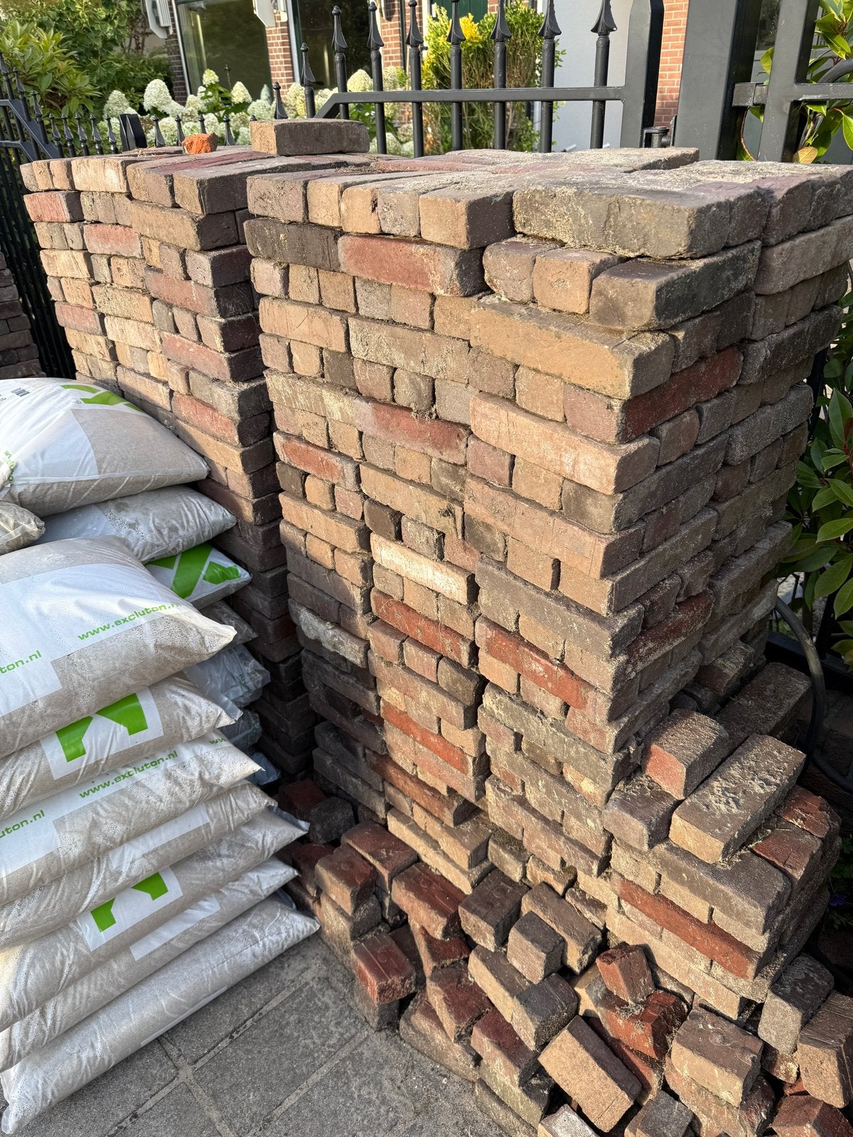 Gebruikte waaltjes 21x7x5cm. Partij van ca. 50m2., Tuin en Terras, Ophalen, Gebruikt, Beton, Klinkers