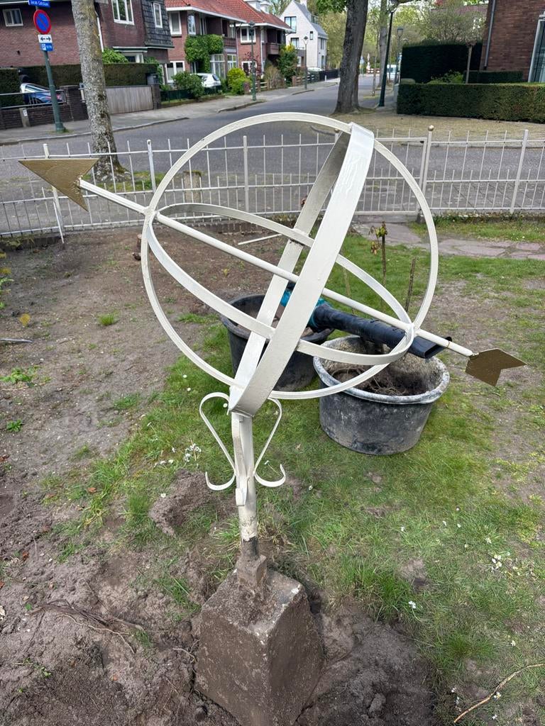 Zonnewijzer/ Armillarium met pijl, Ophalen of Verzenden, Gebruikt, Metaal, Overige typen