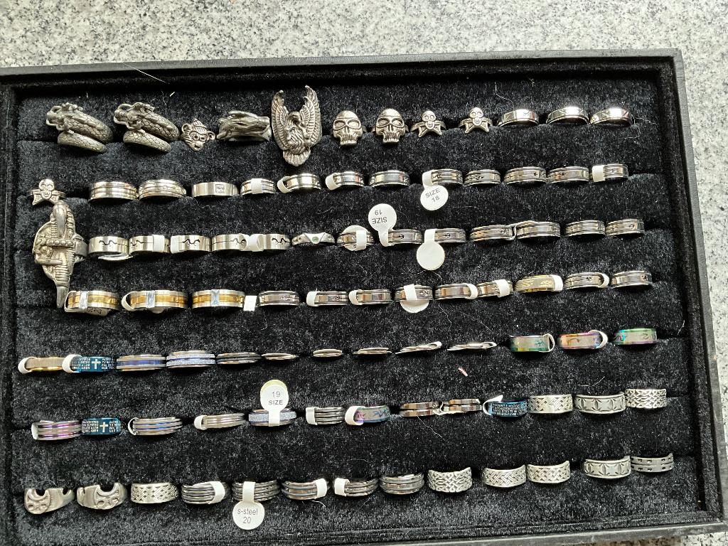 1 displays met totaal 90 ringen grote opruiming, Ophalen of Verzenden, 1 displays met totaal 90 ringen grote opruiming, Regina