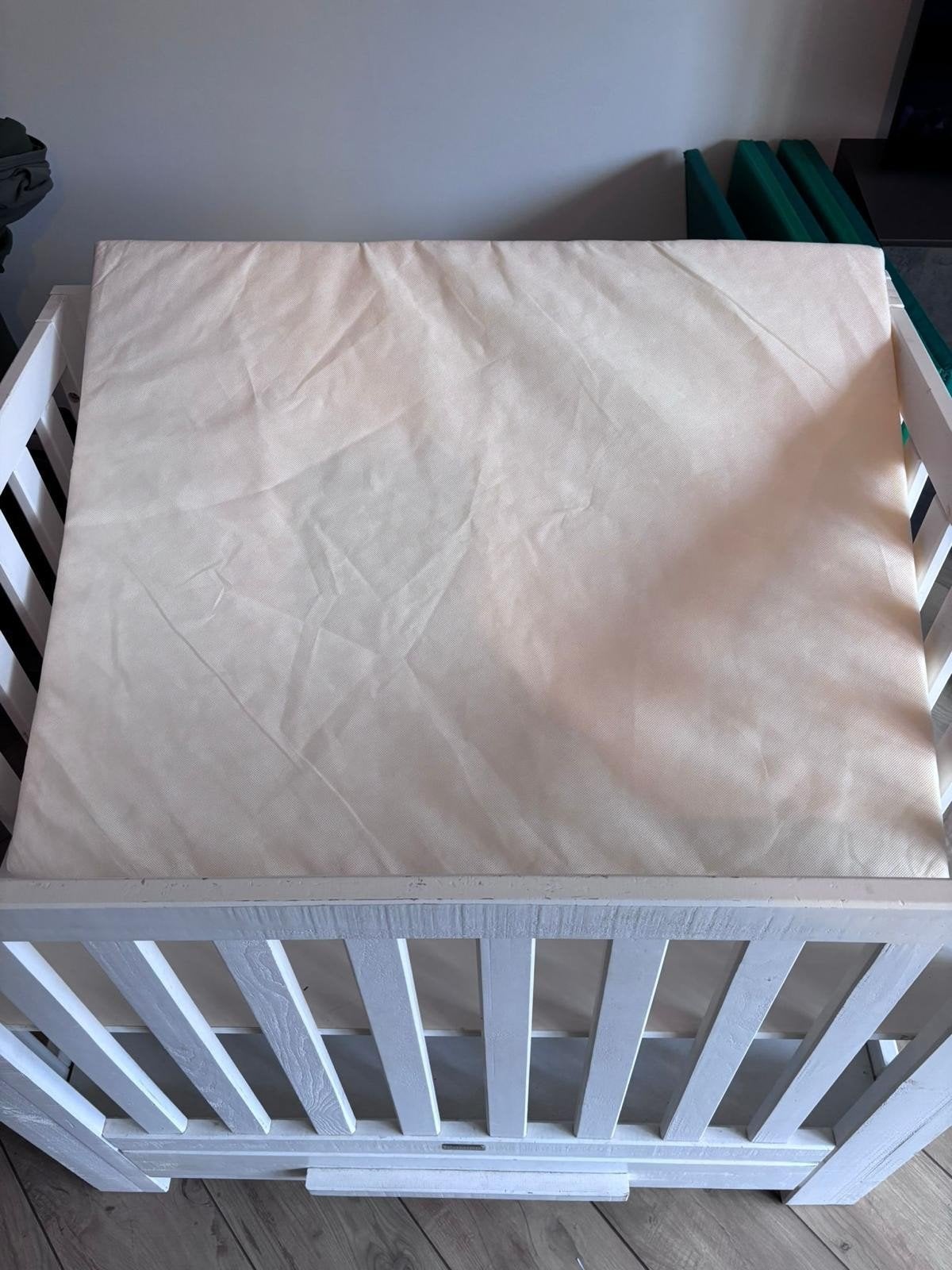 Witte kinderbox met lade en verstelbare bodem, Kinderen en Baby's, Ophalen of Verzenden, Gebruikt, Vierkant, In hoogte verstelbaar
