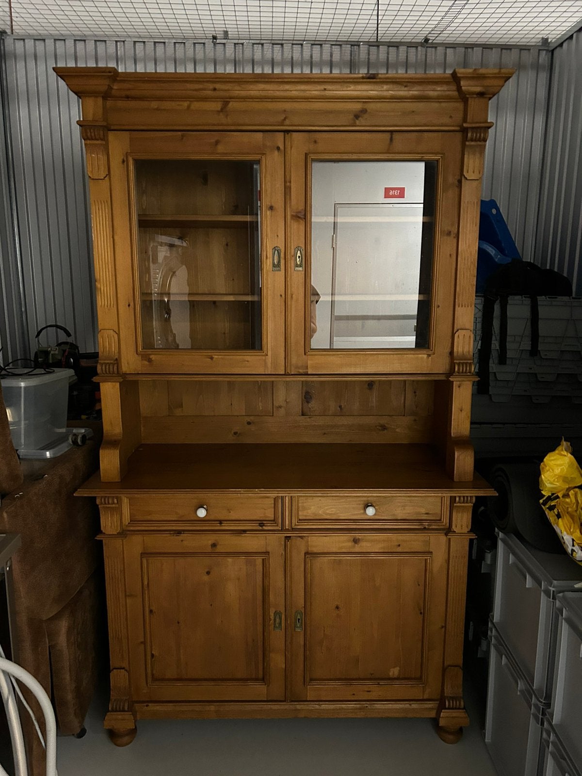 Handgemaakte houten kast met glazen deuren, Ophalen