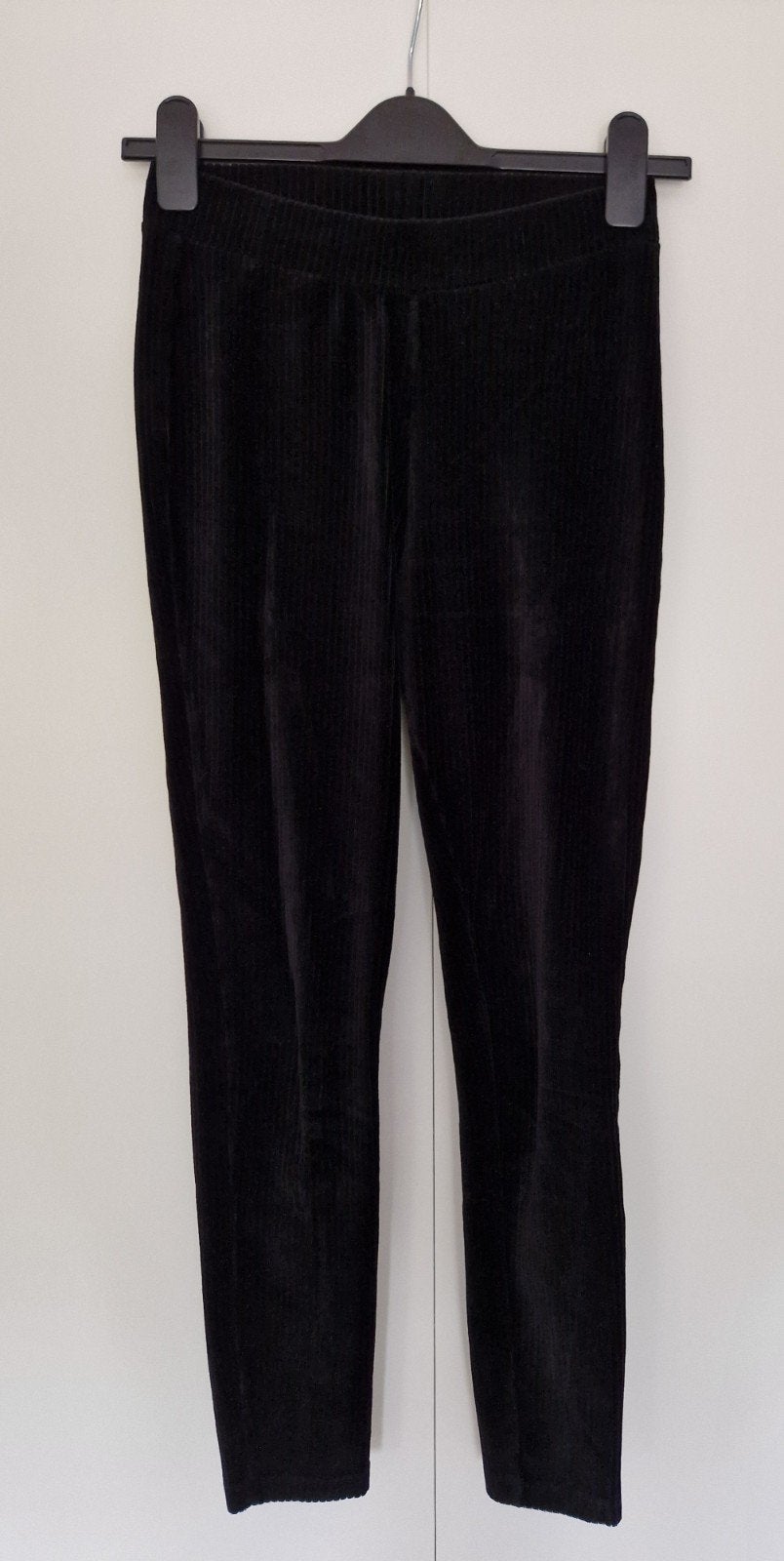 Zwarte ribbroek nauwsluitend model van Alix maat XS., Kleding | Dames, Alix the label, Zwart, Ophalen of Verzenden, Zo goed als nieuw
