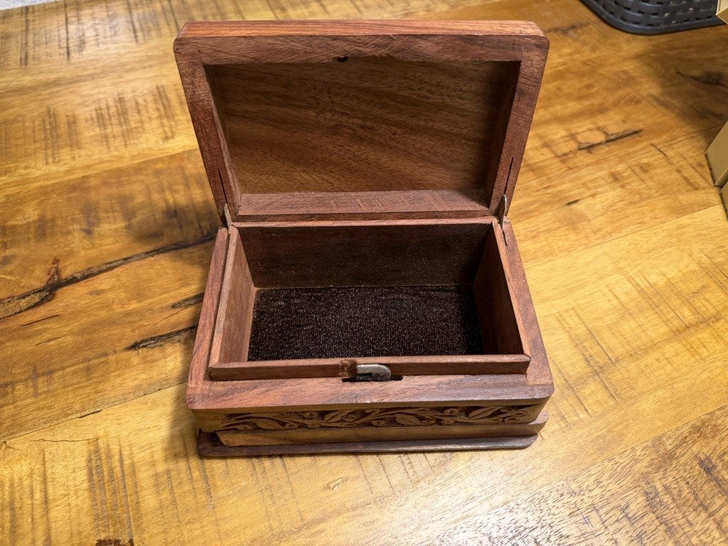 Handgesneden houten sieradenkistje met messing olifanten, Verzenden