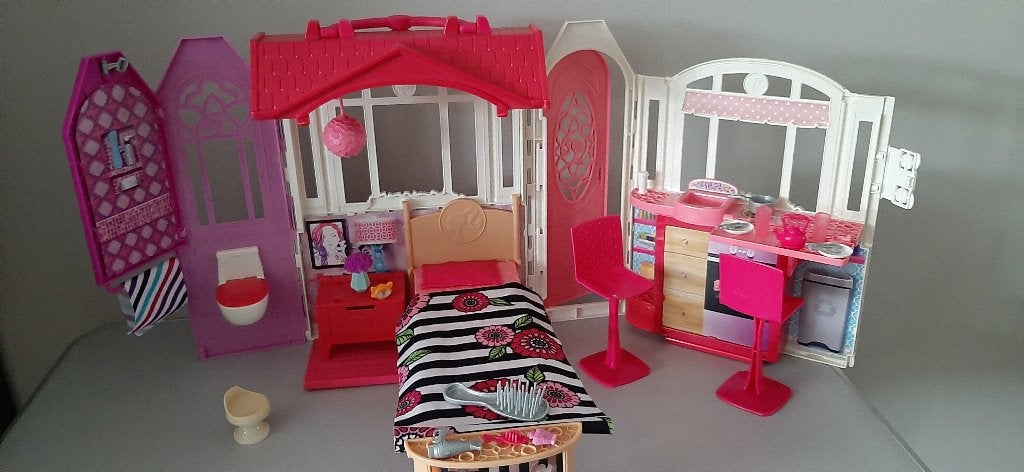 barbie inklapbaar huis met kleine barbie en veel accessoires, Ophalen of Verzenden, Zo goed als nieuw, Barbie