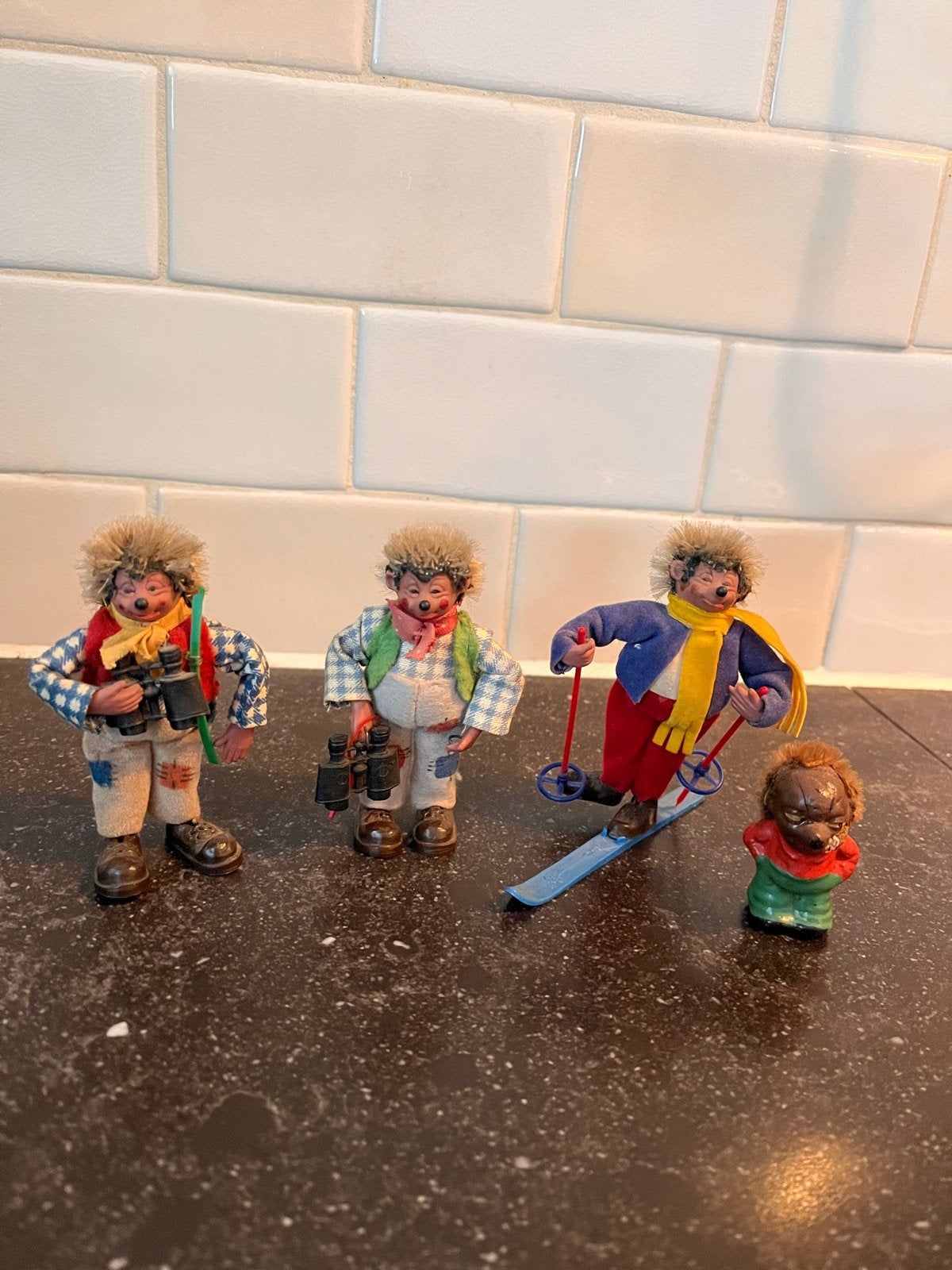 Vintage Egel Figuurtjes - Skiër, Wandelaars & Puppy, Ophalen, Gebruikt