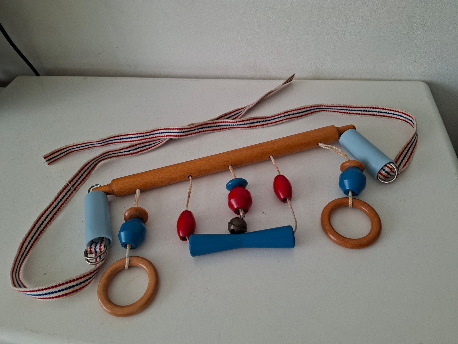 Houten babygym met rammelaars en belletje vintage, Ophalen of Verzenden, Gebruikt, Mobiel, Met geluid