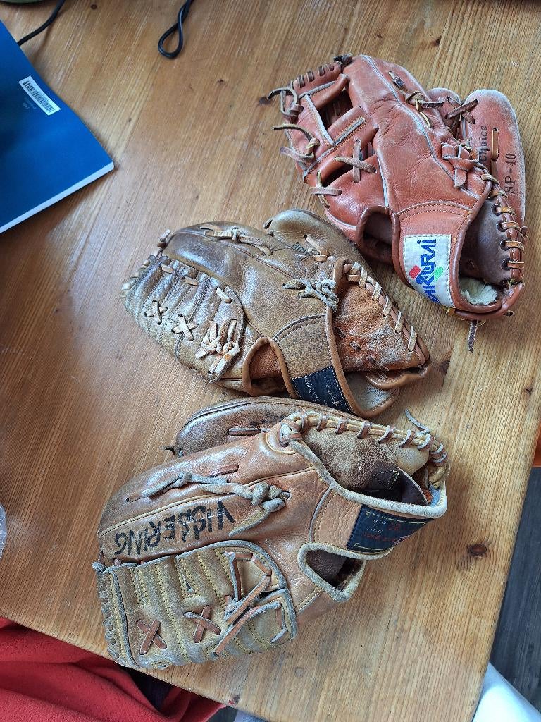 Drie leren soepele honkbalhandschoenen., Ophalen of Verzenden, Gebruikt, Honkbal, Handschoen