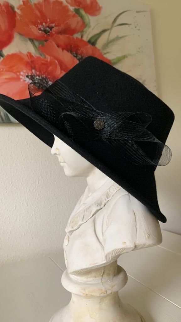 Hoed zwart, Kleding | Dames, Hoeden en Petten, Ophalen of Verzenden, Zo goed als nieuw