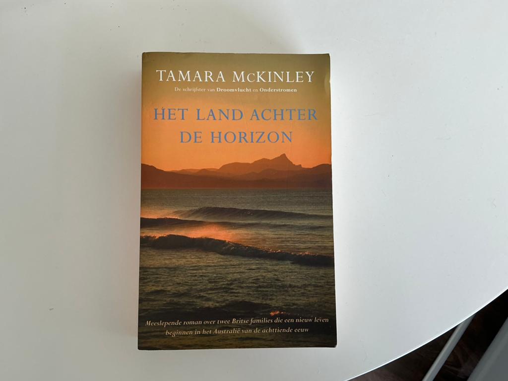 Het land achter de horizon, Tamara McKinley, Ophalen of Verzenden, Zo goed als nieuw