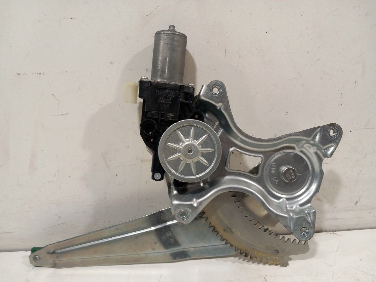 Raammechaniek elektrisch links achter Suzuki Ignis, Onderdelen@venauto.nl, Van der Ven Autorecycling B.V., Gebruikt, Ettenseweg 76, 4706 PB Roosendaal, The Netherlands