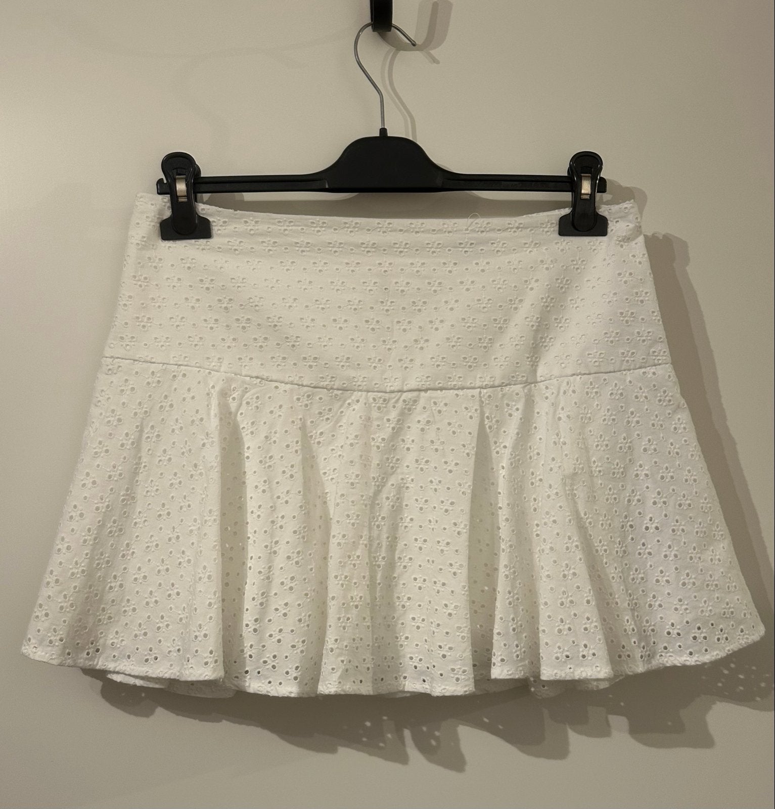 H&M - Eyelet / broderie Rok Wit | Maat 38, Maat 38/40 (M), Wit, Ophalen of Verzenden, Zo goed als nieuw