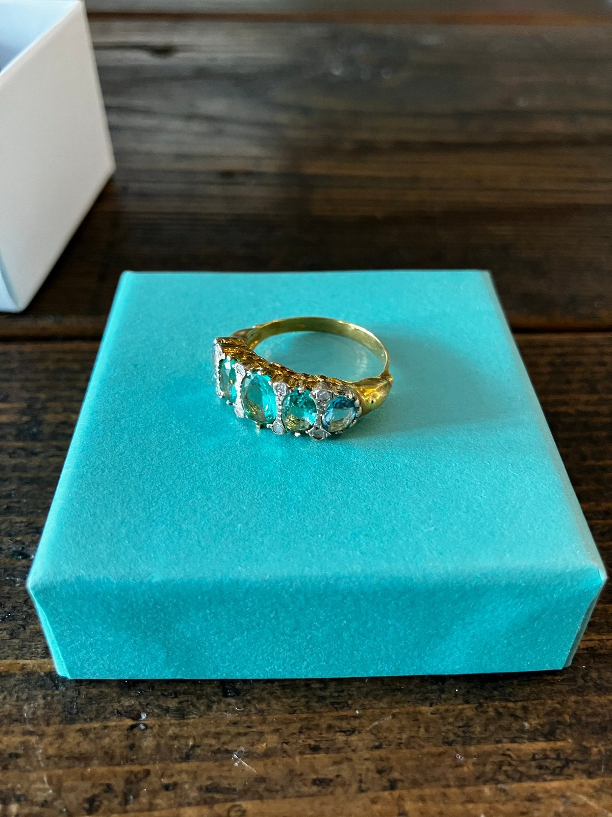 Gouden ring met smaragden en diamanten, Ophalen of Verzenden, Zo goed als nieuw, 17 tot 18, Met edelsteen