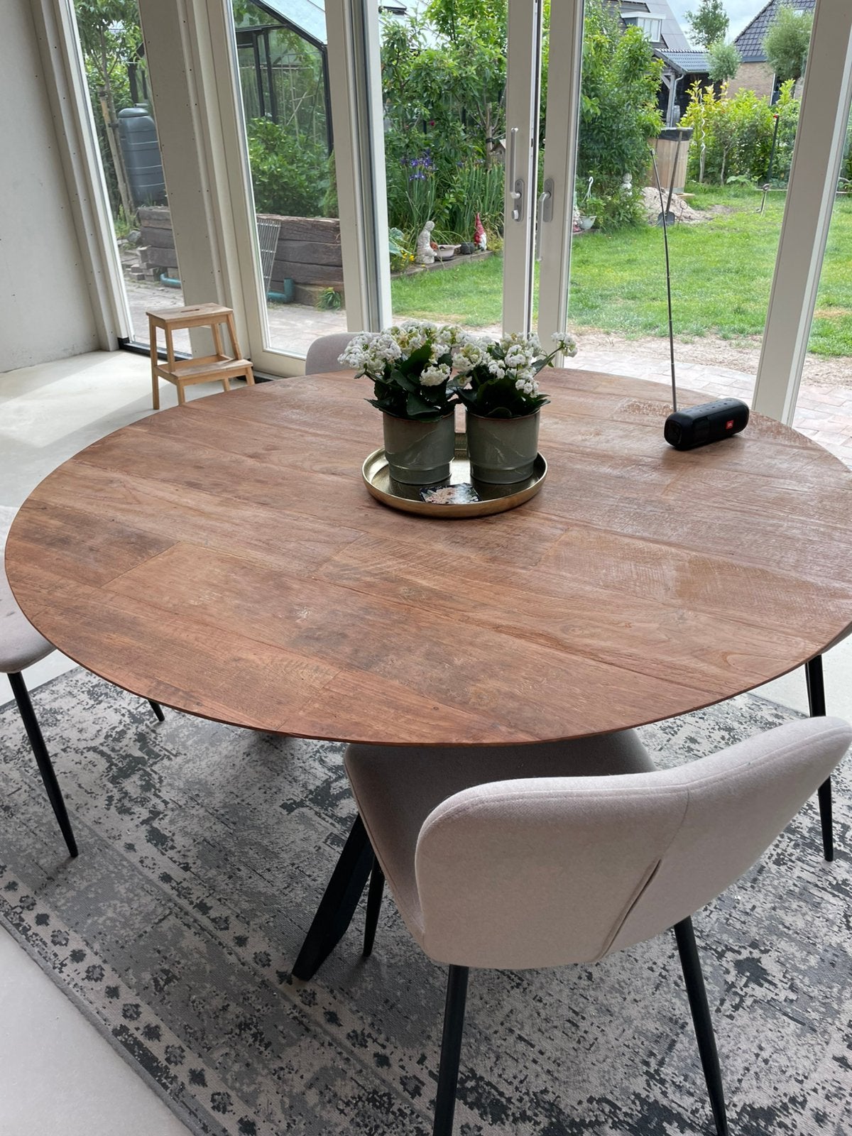 Mooie ronde tafel met een heel dun blad.Winje Wanje gekocht, Huis en Inrichting, Ophalen, Gebruikt, 100 tot 150 cm, Vijf personen of meer