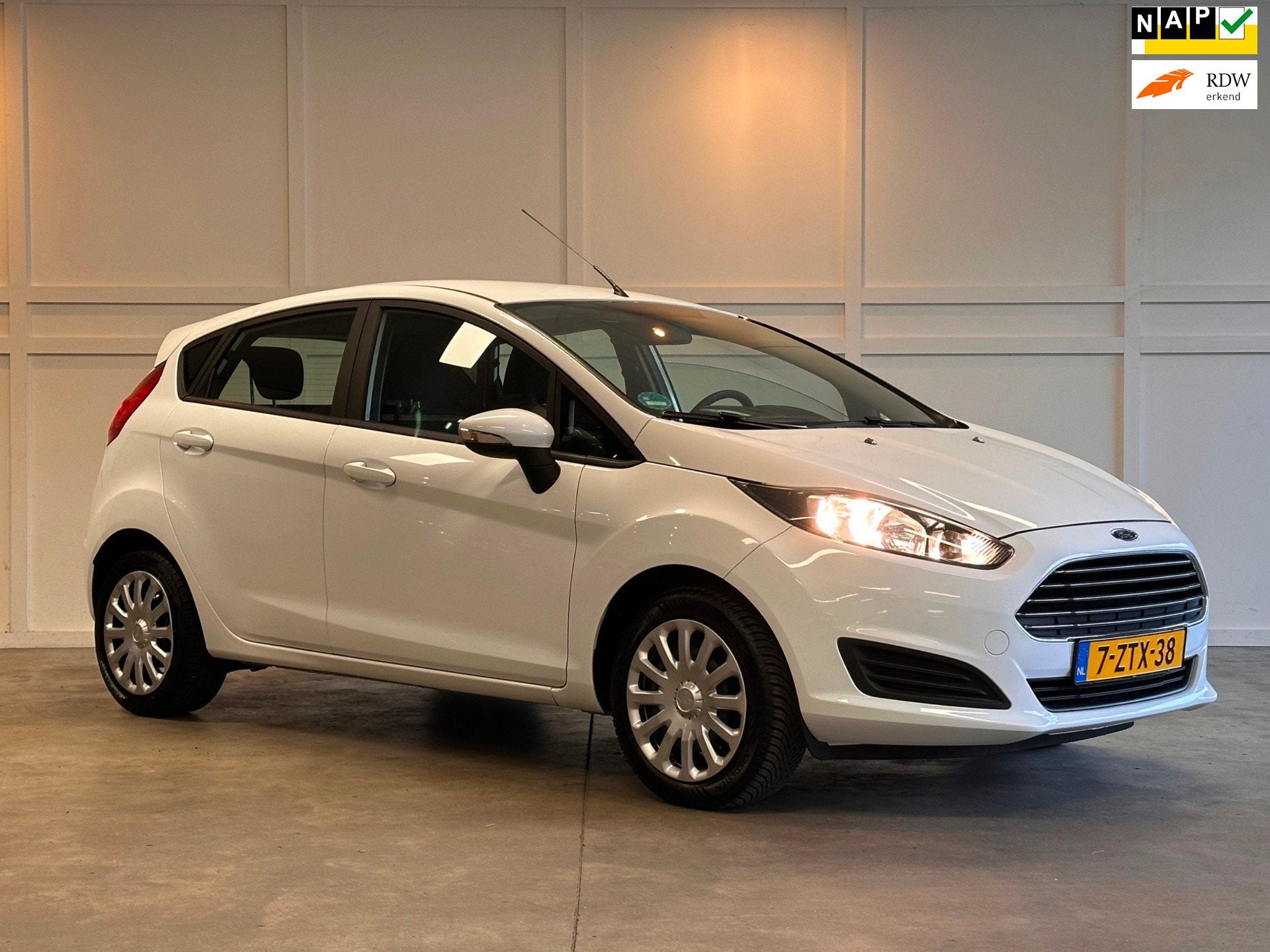 Ford Fiesta / 2015 / Navigatie / Airco / Camera / Parkeersen, Stof, Euro 6, 525 kg, Origineel Nederlands