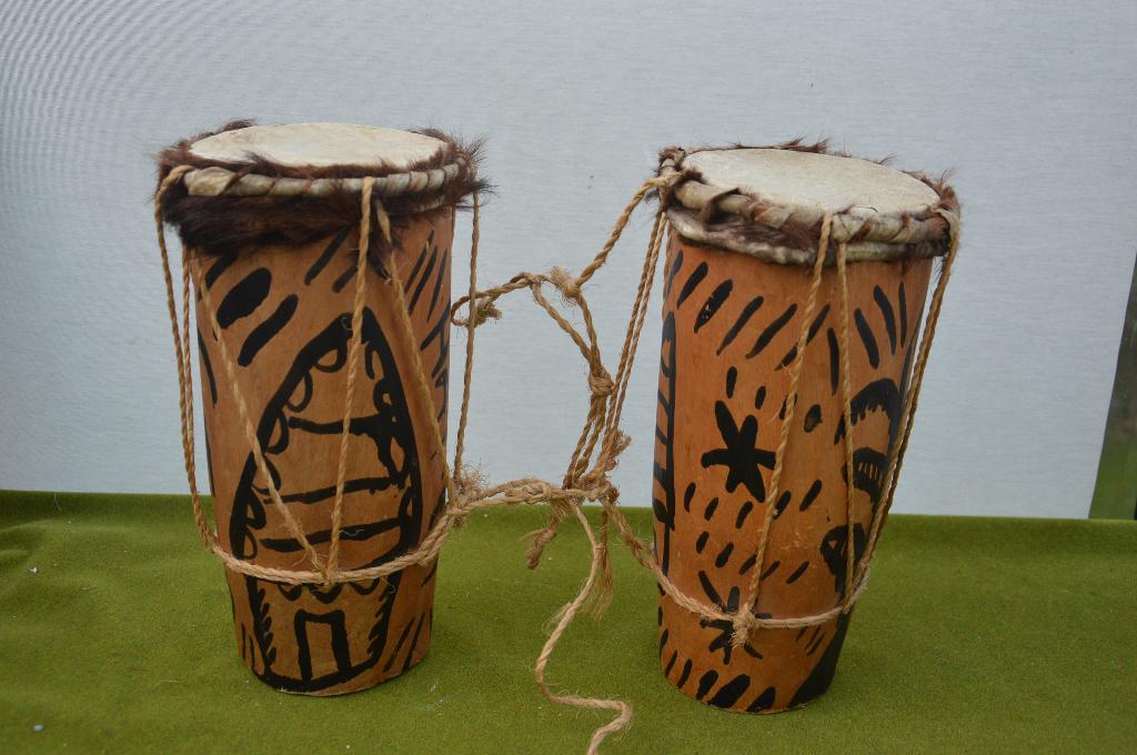 2 Afrikaanse trommels versiert met Afrikaanse motieven, 28cm, Muziek en Instrumenten, Percussie, Ophalen of Verzenden, Gebruikt
