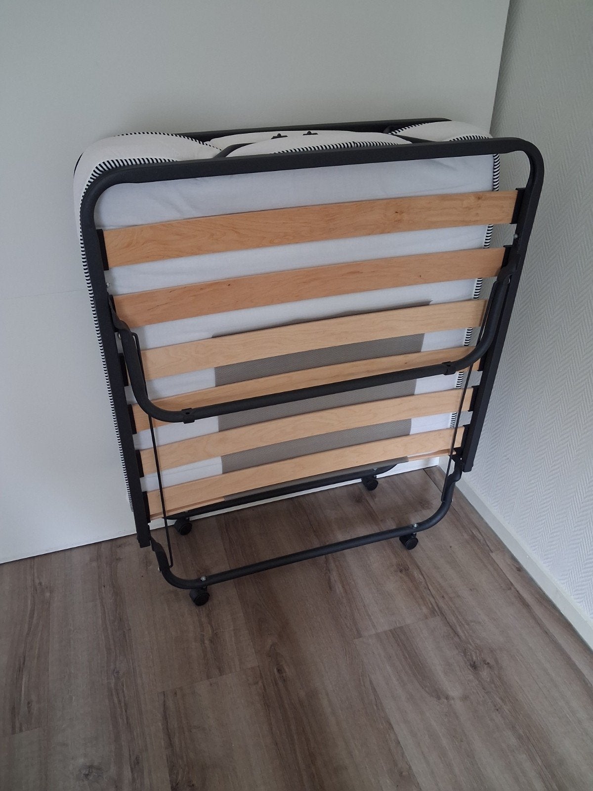 Opklapbed / Logeerbed - Zo goed als nieuw, Verstelbaar, Eenpersoons, Zwart, Zo goed als nieuw