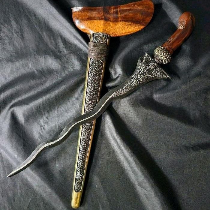 Keris Carubuk 7 Luk Pamor Dwiwarna Pancuran Mas Timoho KNO01, Antiek en Kunst, Verzenden, Overige materialen, Indonesië, Meerkleurig