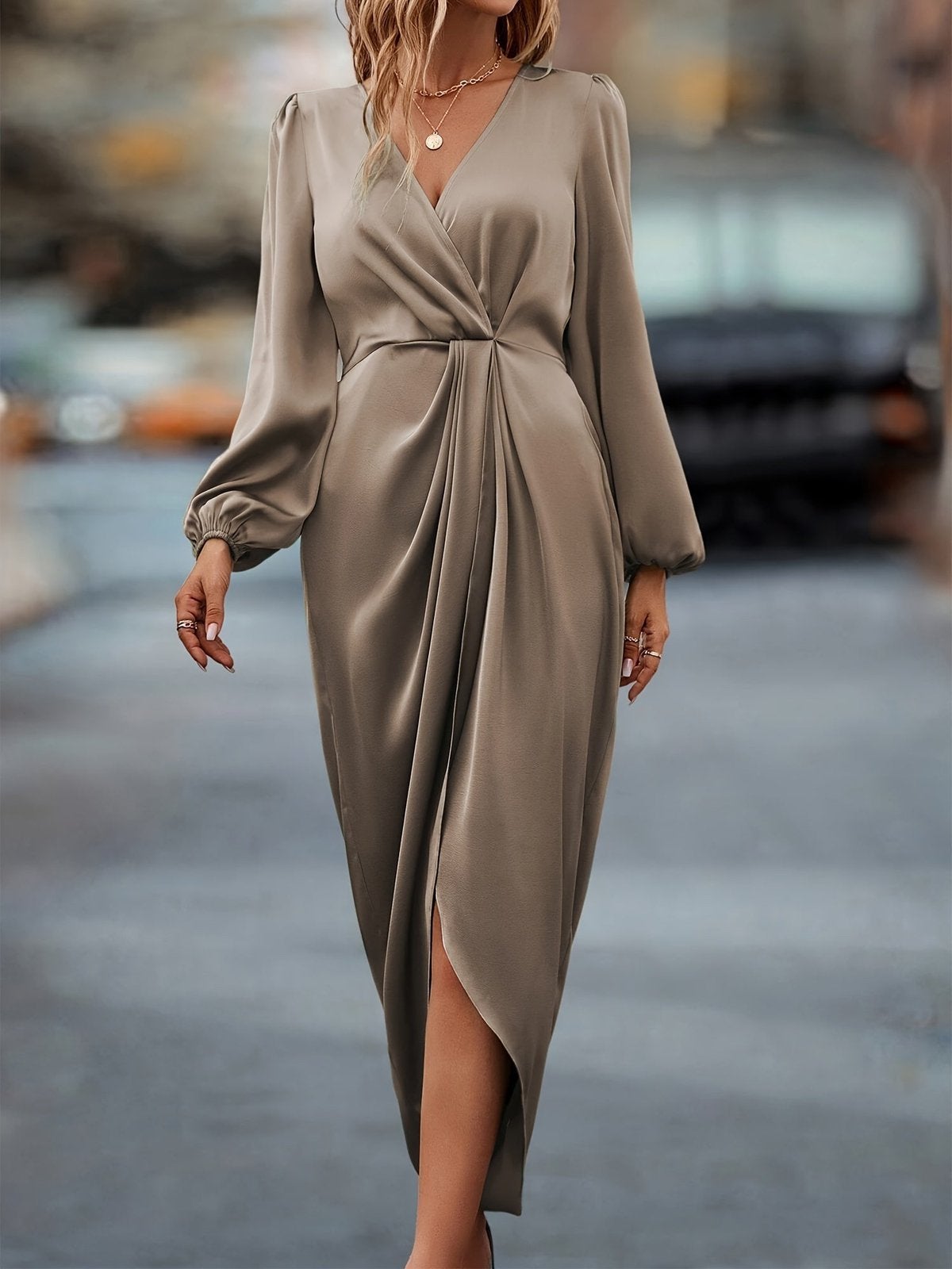 Satijnen jurk taupe, Kleding | Dames, Maat 38/40 (M), Overige kleuren, Nieuw, Ophalen of Verzenden