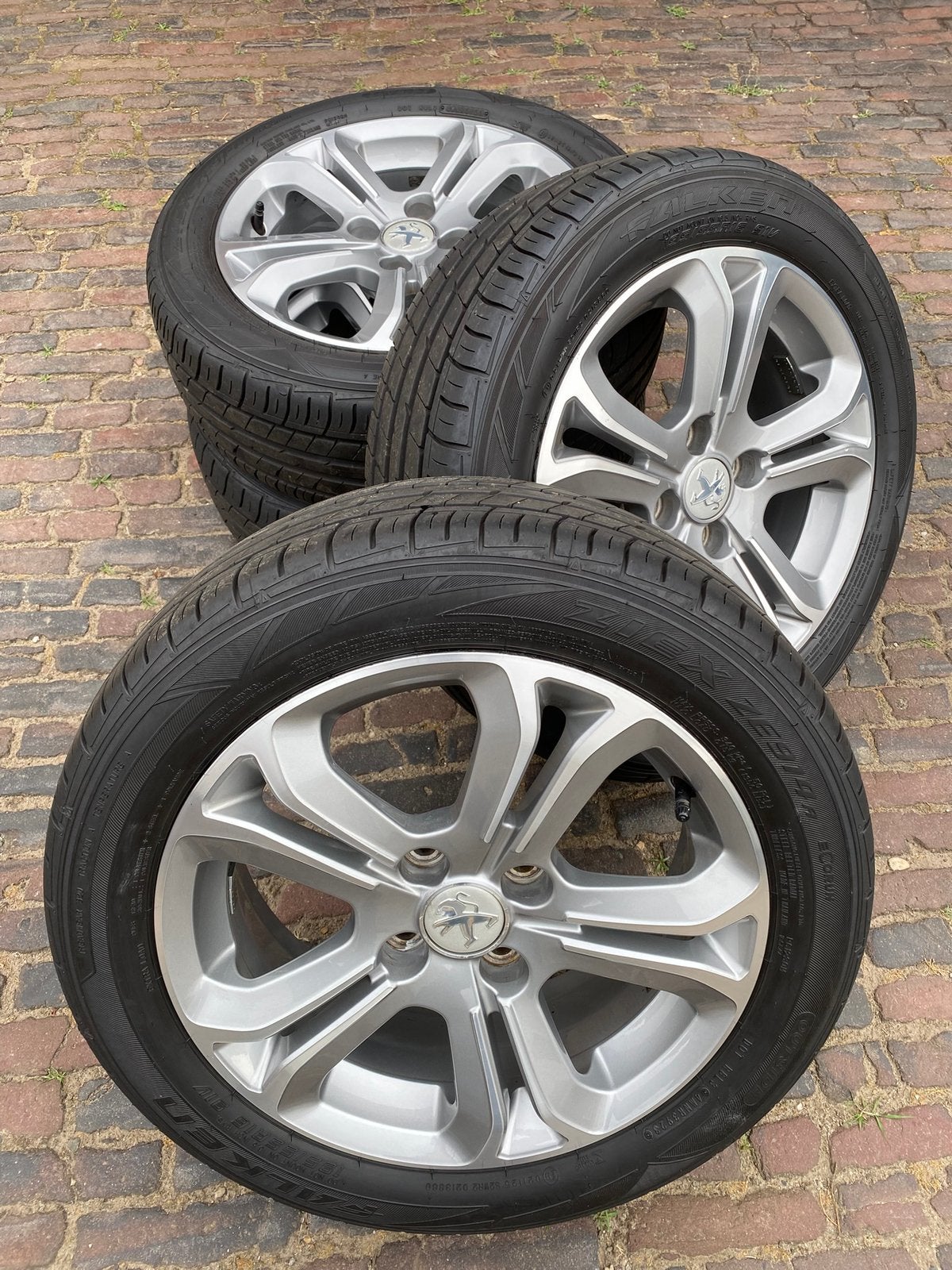 ALS NW 16” Peugeot 208 bicolor velgen + ALS NIEUWE 195/55R16, Auto-onderdelen, Banden en Velgen, 16 inch, Banden en Velgen, Nieuw