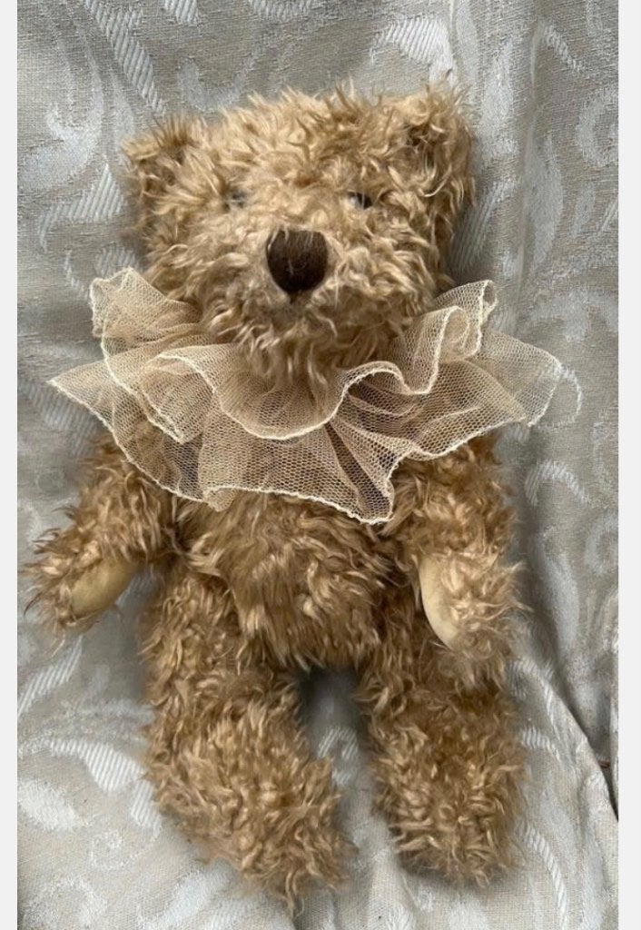 Mooie oude vintage beer 35 cm met tule twee laags kraag, Verzamelen, Beren en Cherished Teddies, Overige merken, Stoffen beer