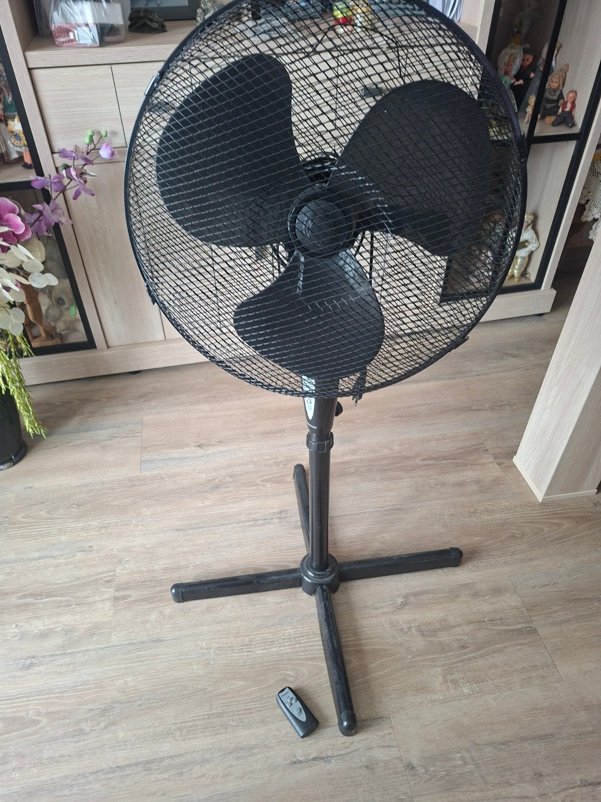 Zwarte statiefventilator met afstandsbediening, Witgoed en Apparatuur, Ophalen of Verzenden, Ventilator met afstandsbediening